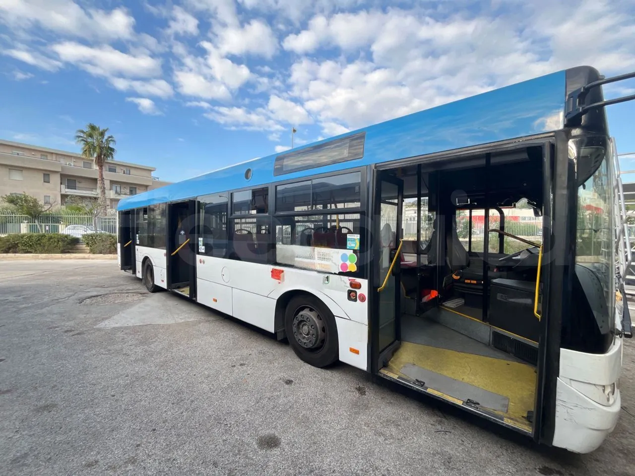 Solaris Urbino 12 - EUR5 - 188kW - 12m - 3/4 right front doors open