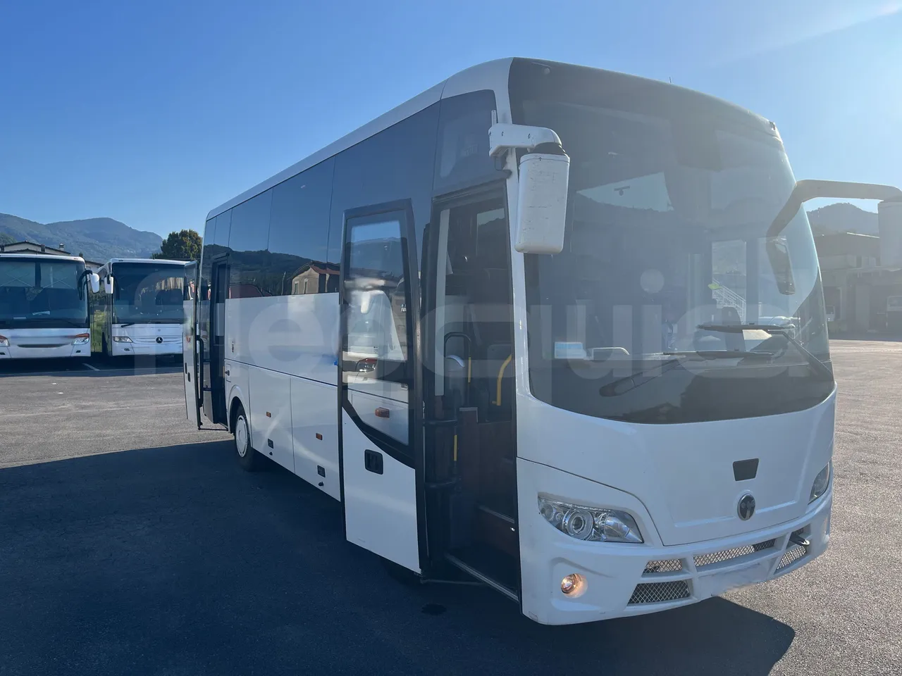 Temsa MD7 - 3/4 Front Right Side Doors Open