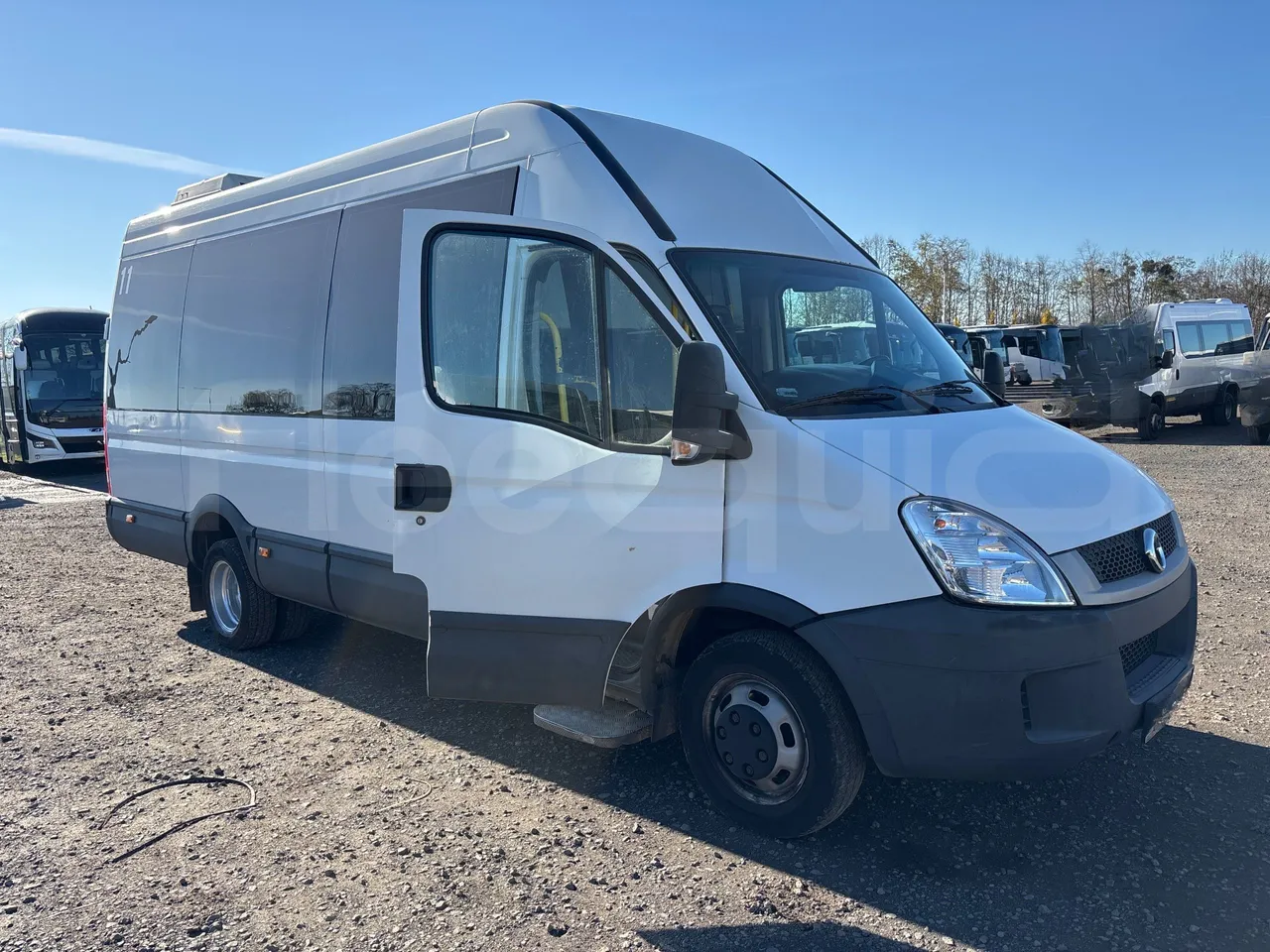 Iveco Kapena THESI -EURO5 -125.00 kW-8,65m - 3/4 right front doors open