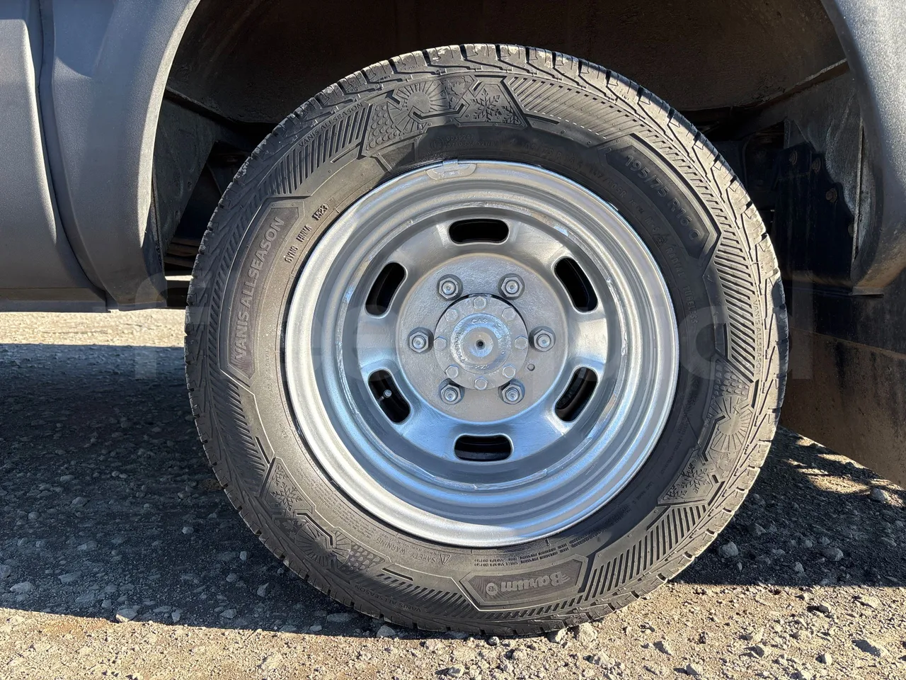 Iveco Kapena THESI -EURO5 -125.00 kW-8,65m - rear left tire photo