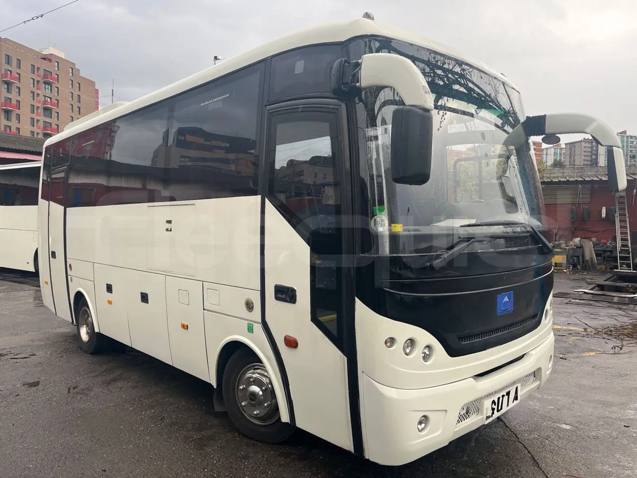 Bmc Midilux L 850 -EUR4 - 130.45kW-7.405m - 3/4 front right doors