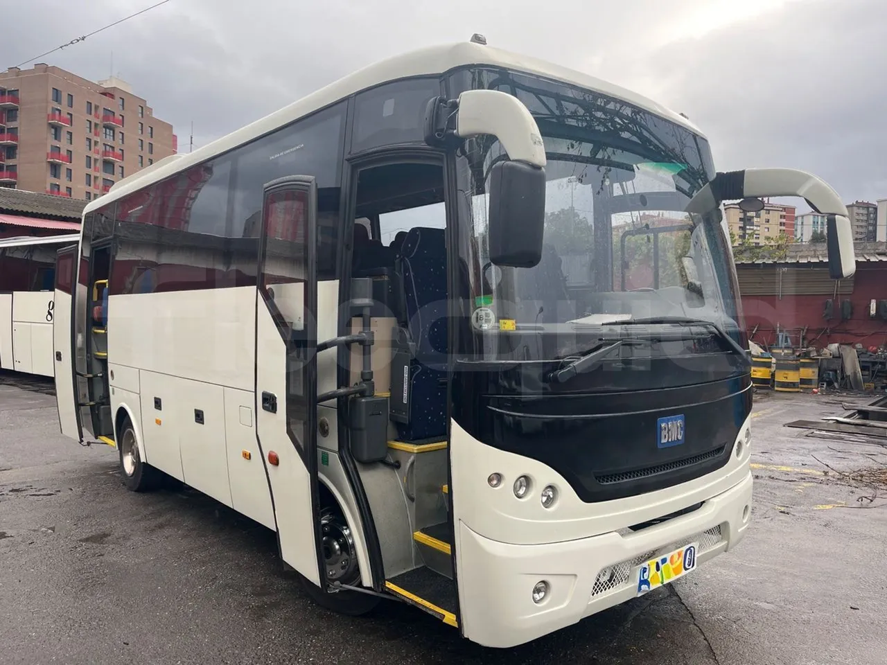 Bmc Midilux L 850 -EUR4 - 130.45kW-7.405m - 3/4 right front doors open