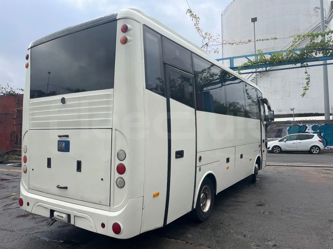 Bmc Midilux L 850 -EUR4 - 130.45kW-7.405m - 3/4 right rear doors closed