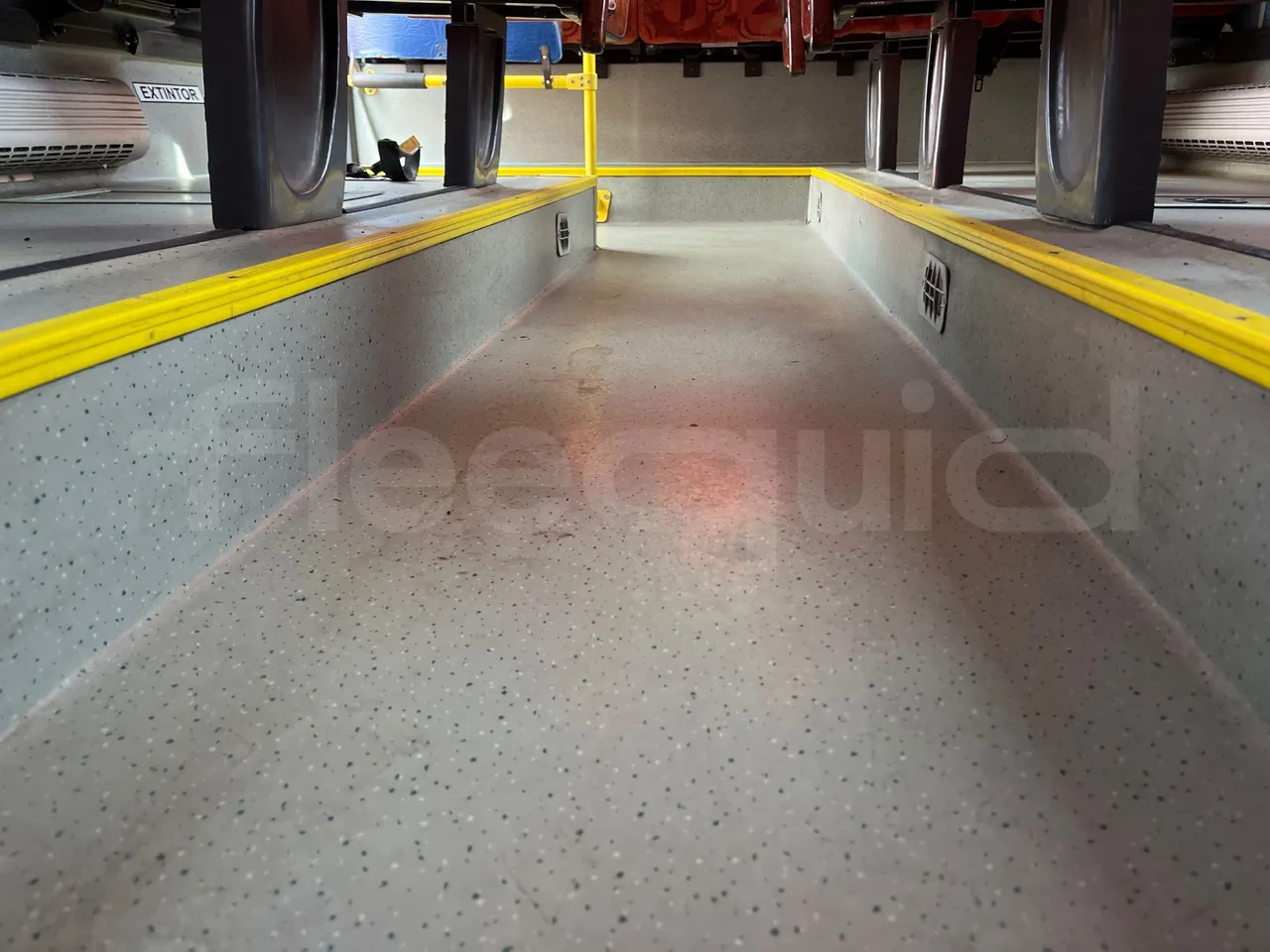 Bmc Midilux L 850 -EUR4 - 130.45kW-7.405m - seat brackets photo