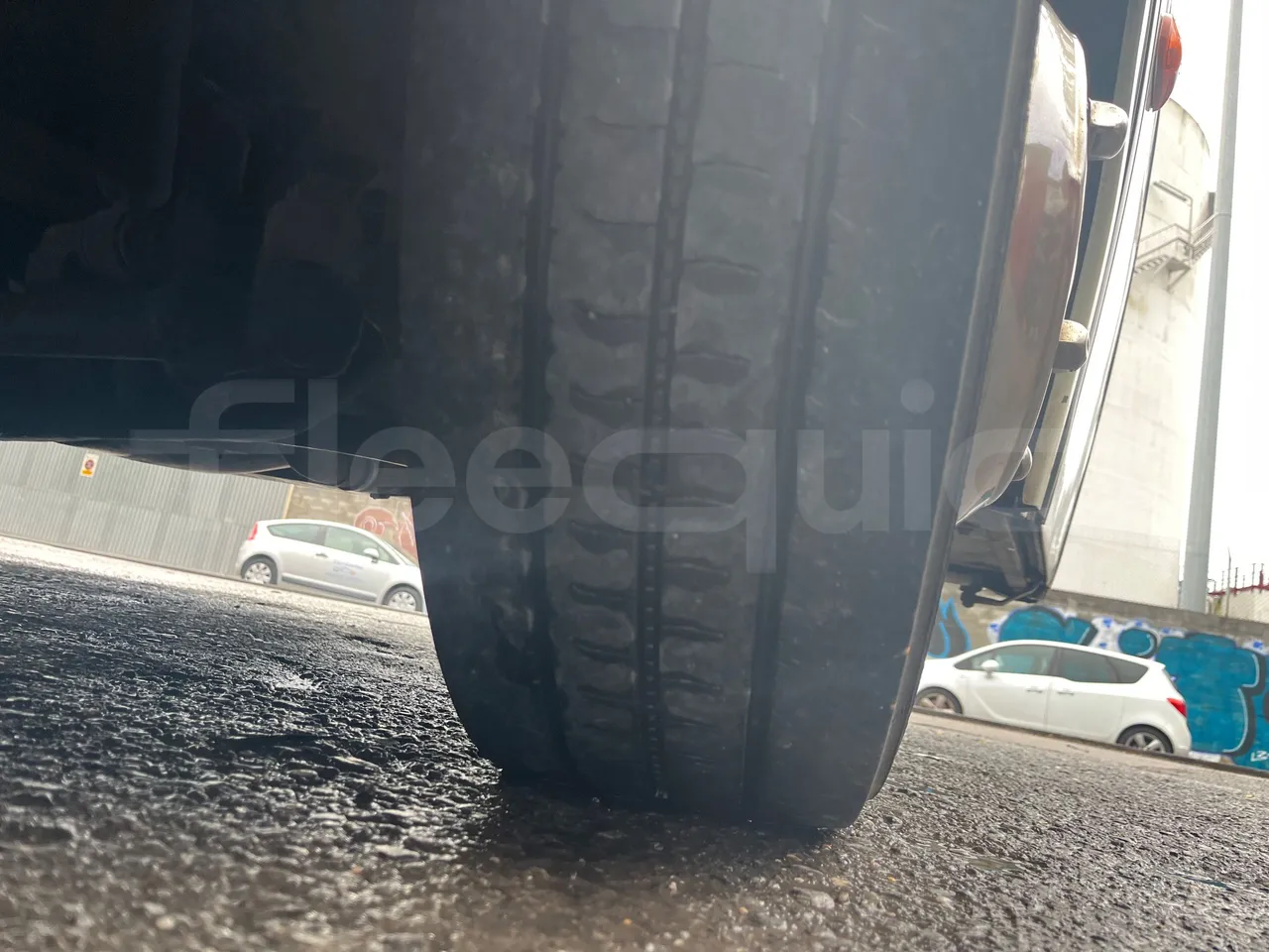 Bmc Midilux L 850 -EUR4 - 130.45kW-7.405m - tread condition front tires right