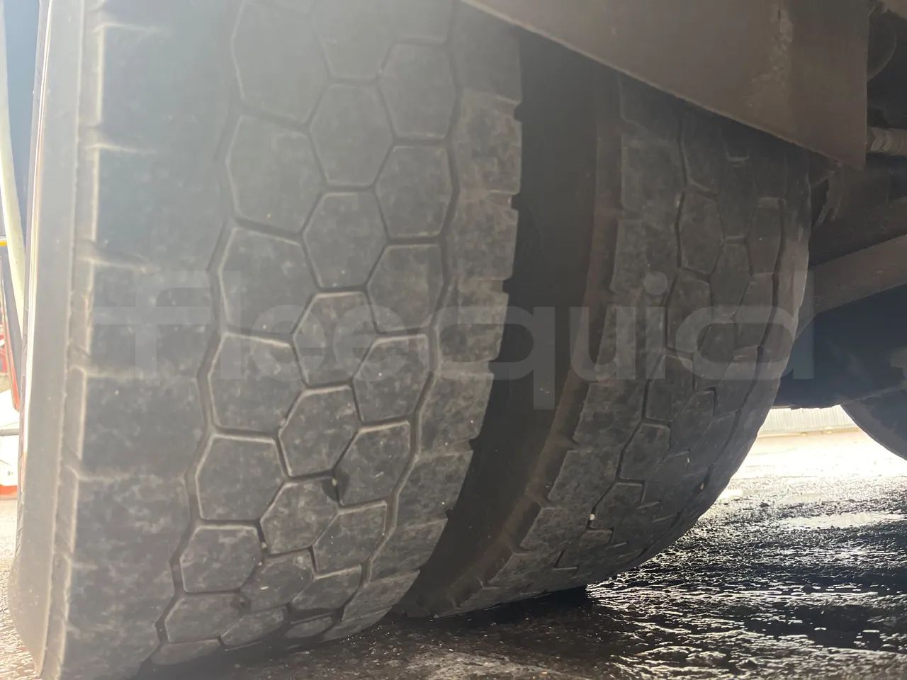 Bmc Midilux L 850 -EUR4 - 130.45kW-7.405m - tread condition second axle tires left