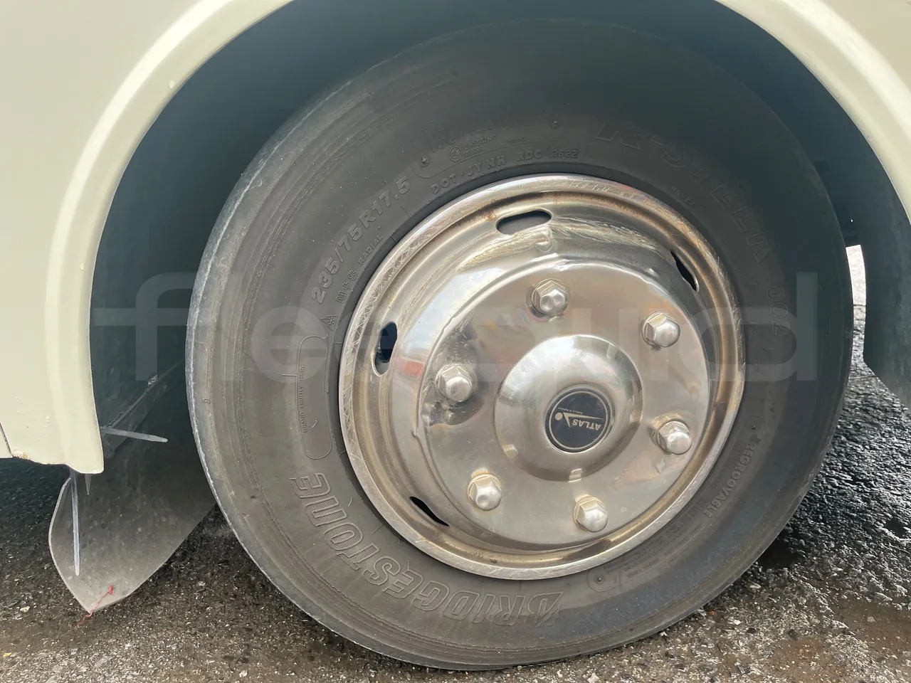 Bmc Midilux L 850 -EUR4 - 130.45kW-7.405m - front left tire measurements