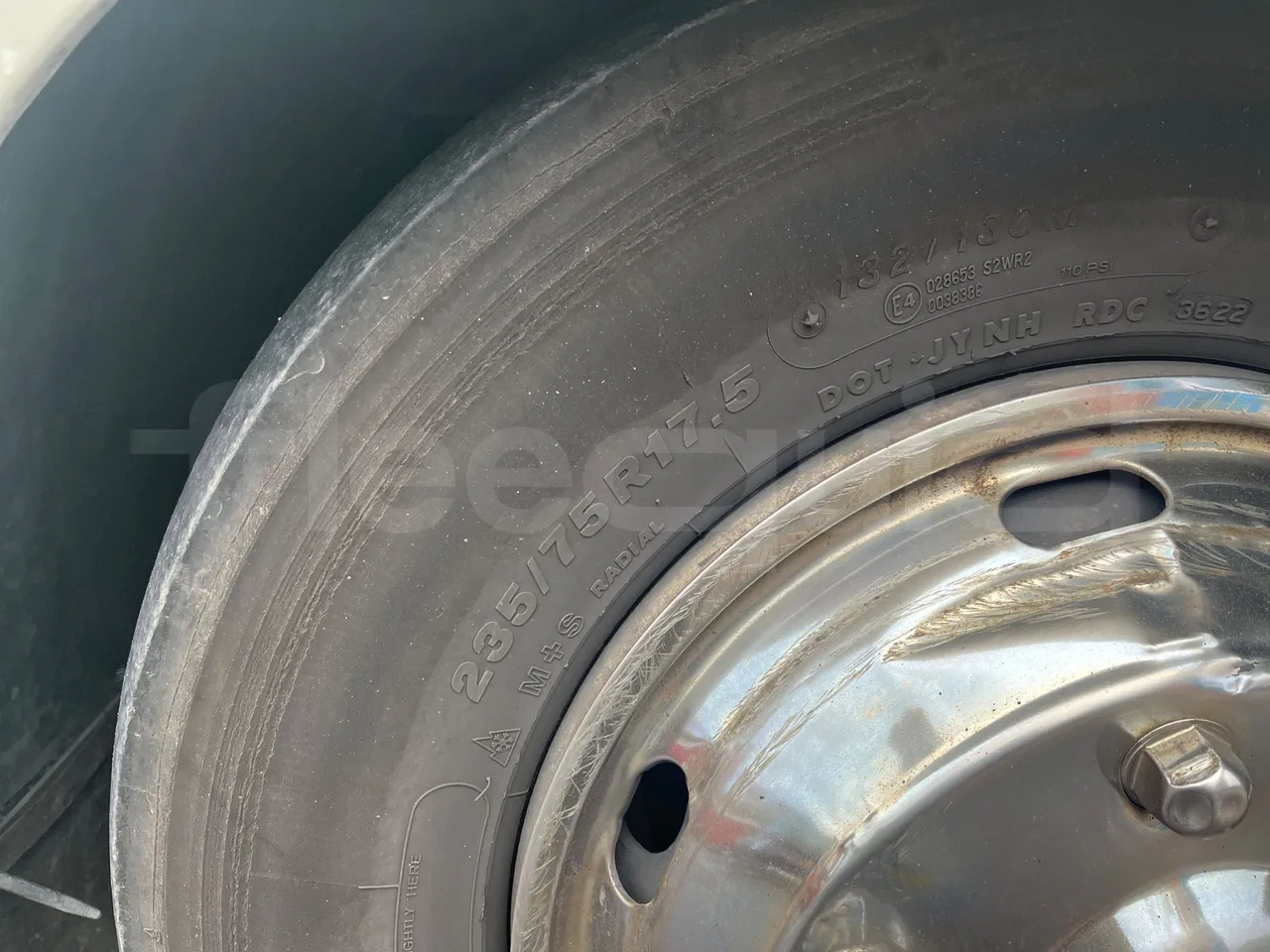 Bmc Midilux L 850 -EUR4 - 130.45kW-7.405m - rear left tire photo