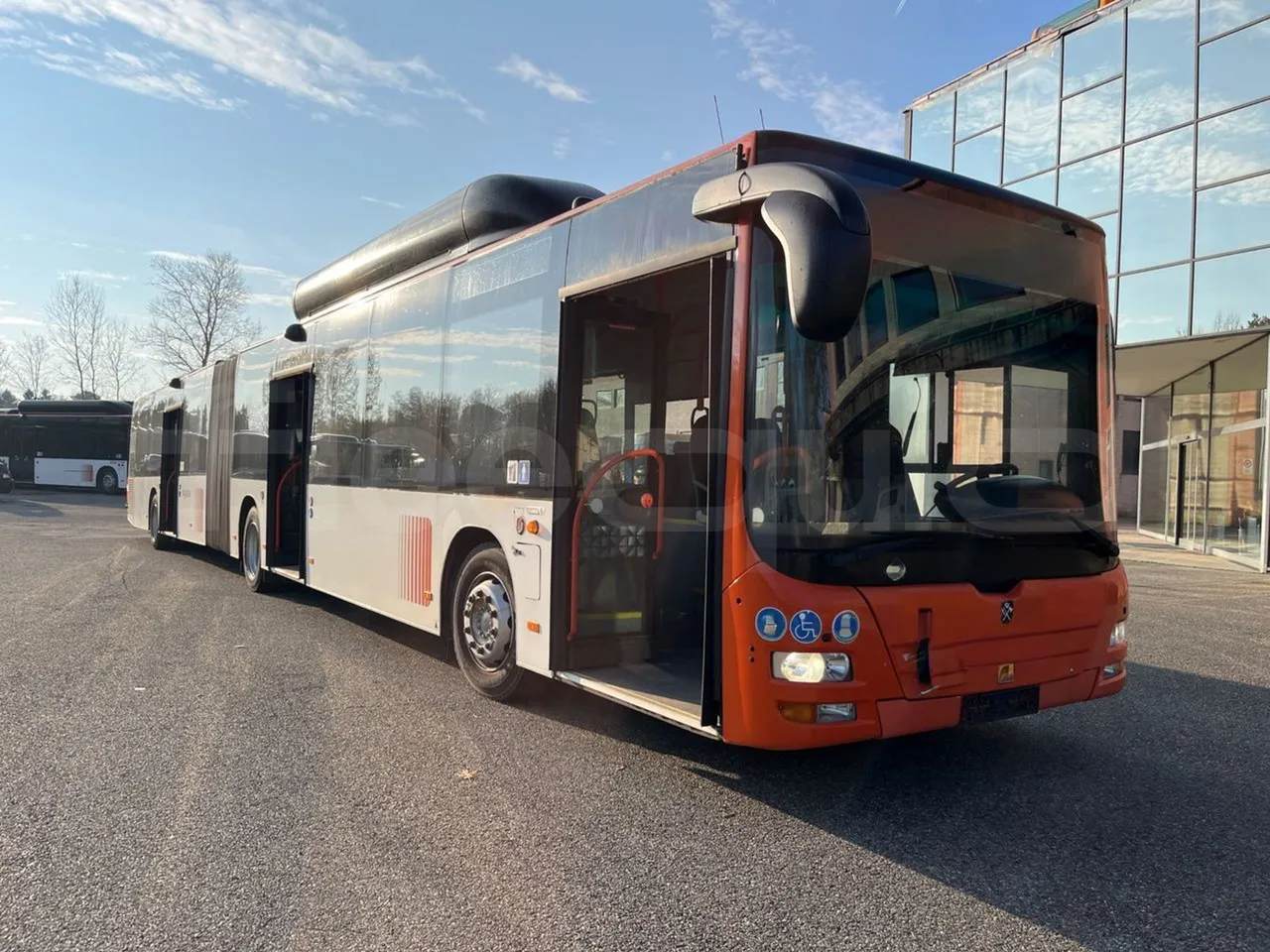 Man Lion's City GL A40 - Euro6 - 228kW - 18.750mt - 3/4 right front doors open