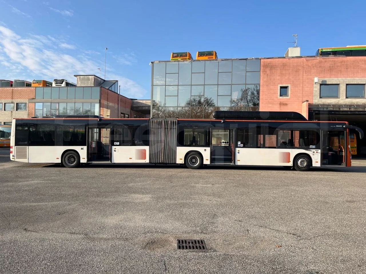 Man Lion's City GL A40 - Euro6 - 228kW - 18.750mt - right side doors open