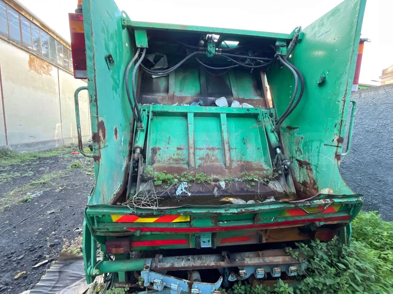 Iveco Magirus A260S/E4 FARID T1SM25 - Euro5 - 228kW - 9.685mt - rear hatch closed