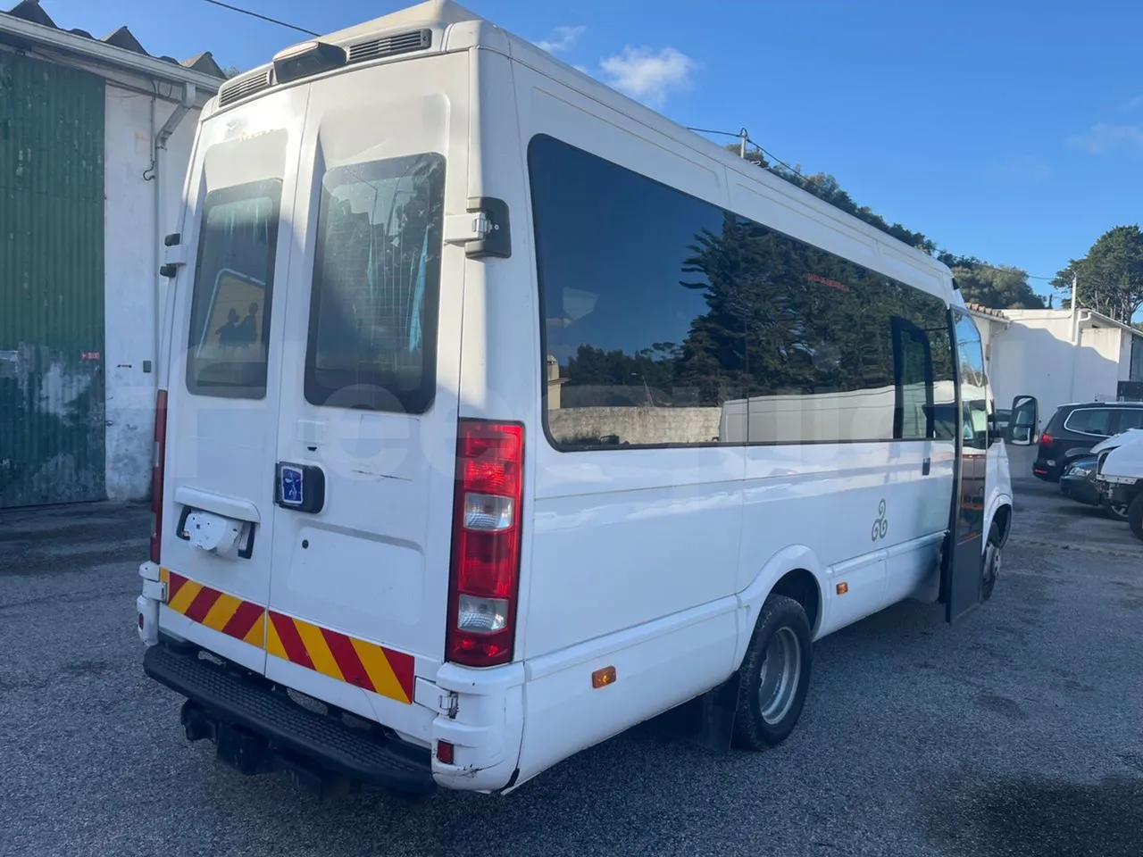 Iveco Daily A50CE4 - Euro 5 - 130 kW - 7.240 mt - 3/4 right rear doors open