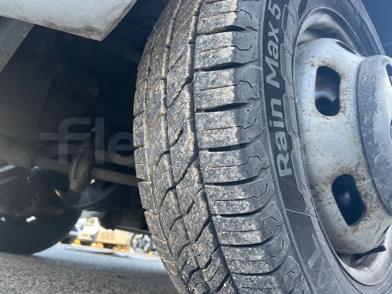Iveco Daily A50CE4 - Euro 5 - 130 kW - 7.240 mt - tread condition front tires right