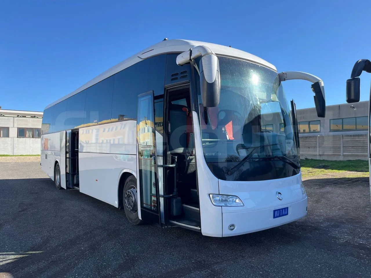 Irisbus 397E.12 LBMA036B-397E.12 - Euro5 - 331kW - 12.410mt - 3/4 right front doors open