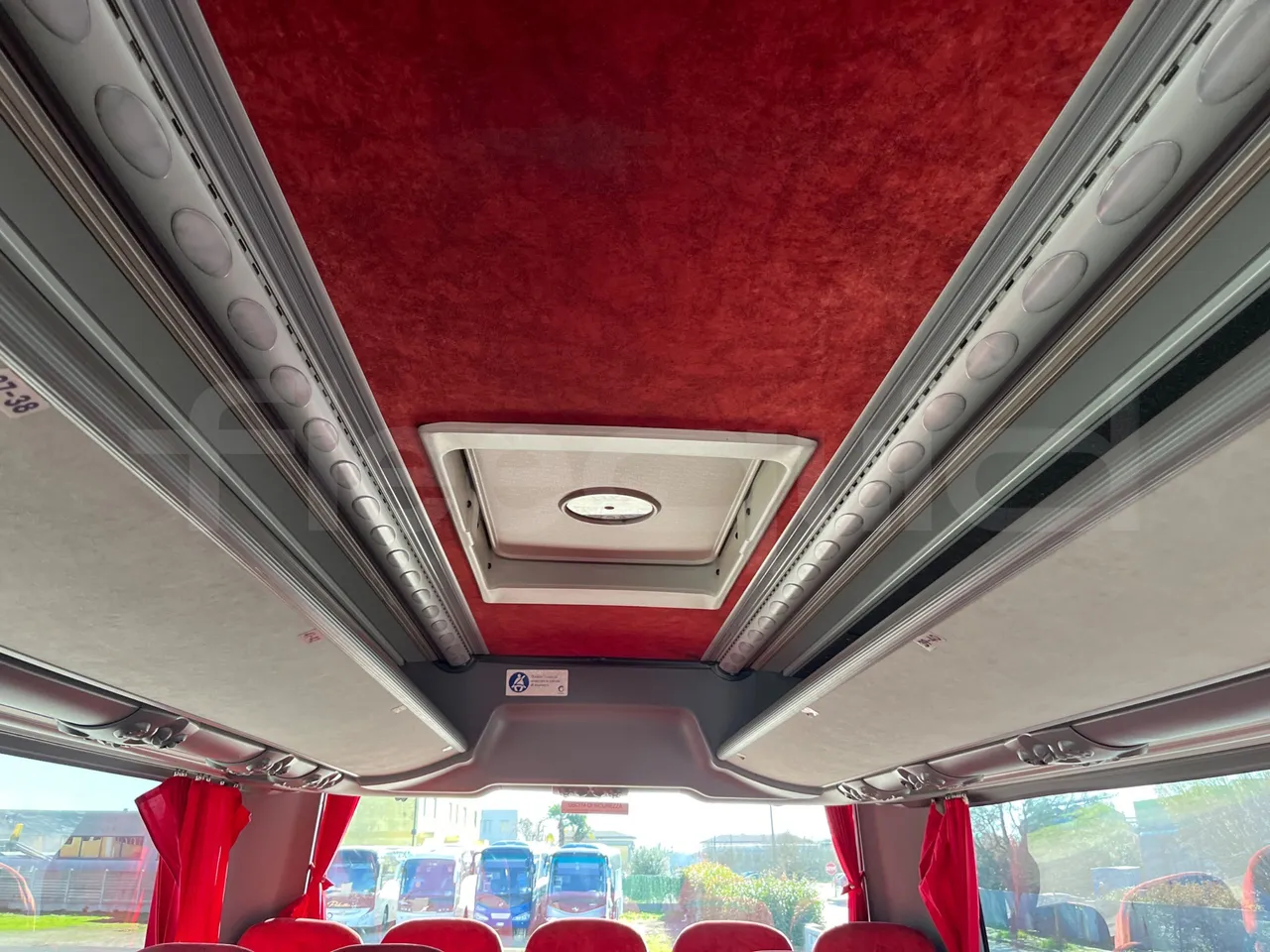 Irisbus 397E.12 LBMA036B-397E.12 - Euro5 - 331kW - 12.410mt - roof hatch 1