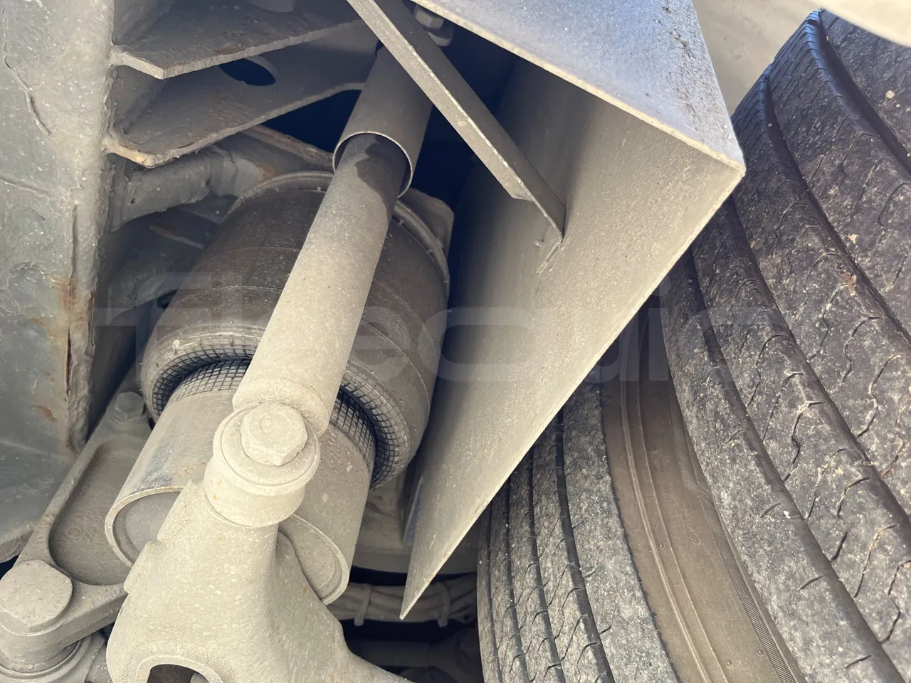 Irisbus 397E.12 LBMA036B-397E.12 - Euro5 - 331kW - 12.410mt - axel 3 shock absorbers 1 left