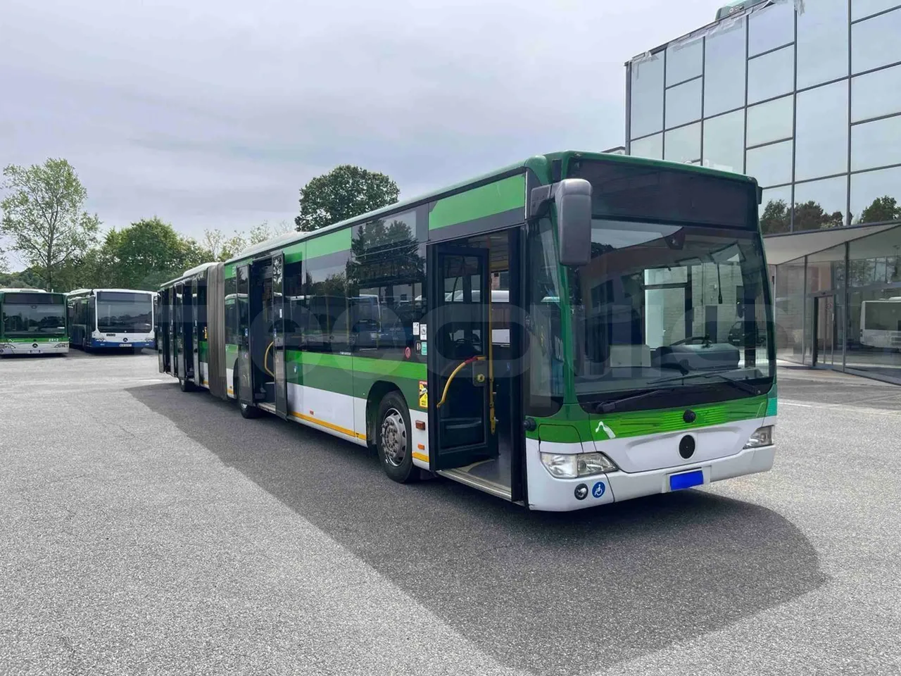 Mercedes-Benz Citaro G 0530 - Euro5 - 260kW - 17.940mt - 3/4 right front doors open