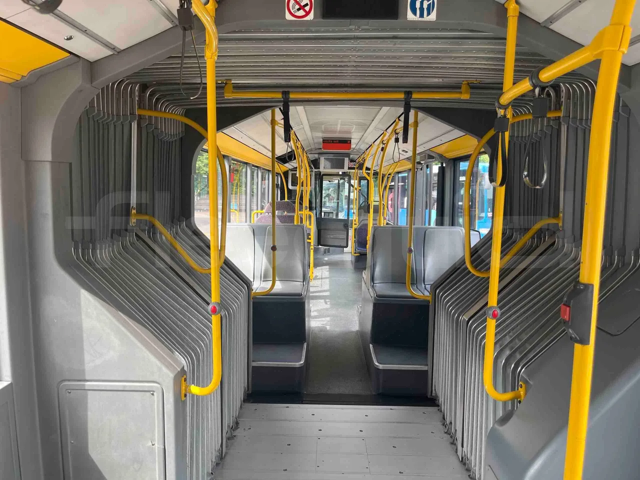 Mercedes-Benz Citaro G 0530 - Euro5 - 260kW - 17.940mt - forward view middle aisle