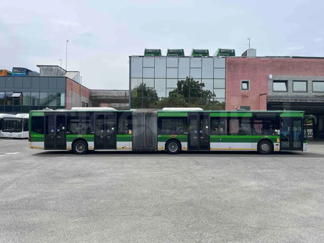 Mercedes-Benz Citaro G 0530 - Euro5 - 260kW - 17.940mt - right side doors closed