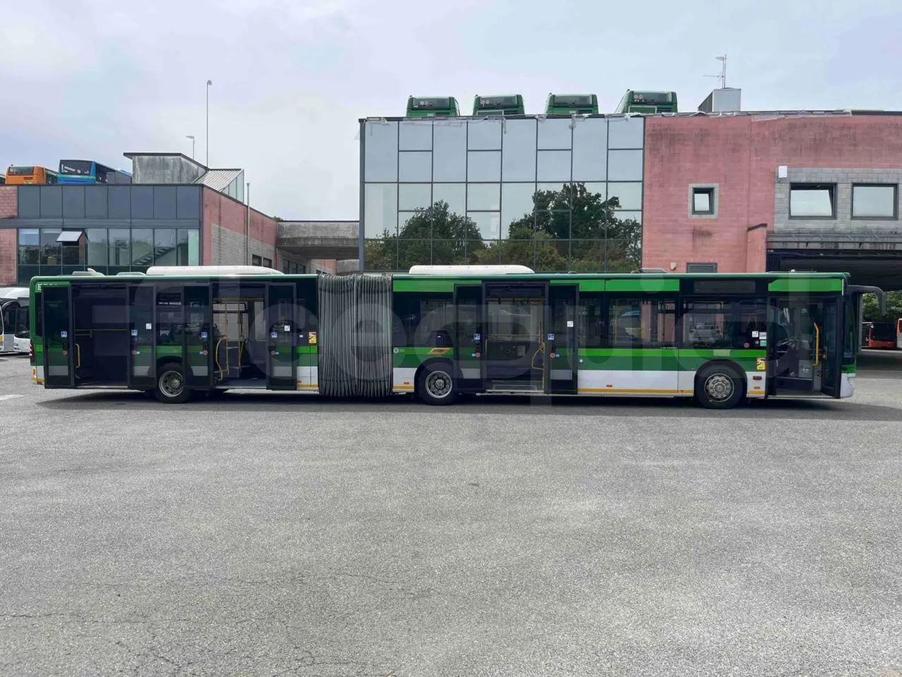 Mercedes-Benz Citaro G 0530 - Euro5 - 260kW - 17.940mt - right side doors open