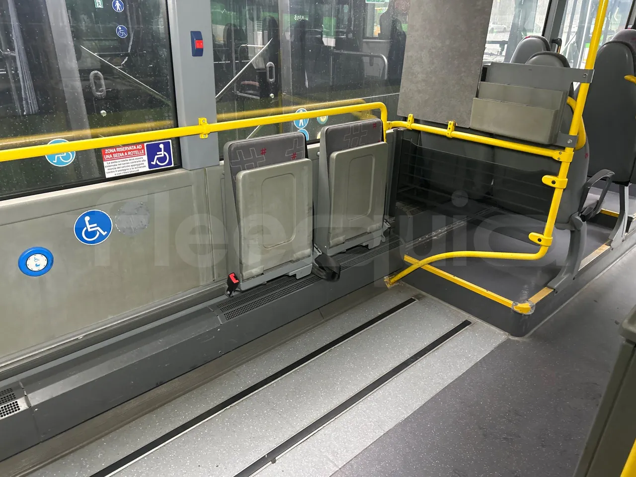 Mercedes-Benz Citaro O 530 LE - Euro5 - 220kW - 13.057mt - disabled area photo