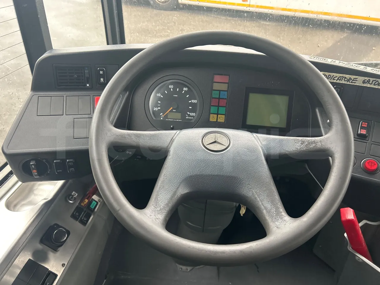 Mercedes-Benz Citaro O 530 LE - Euro5 - 220kW - 13.057mt - steering wheel photo