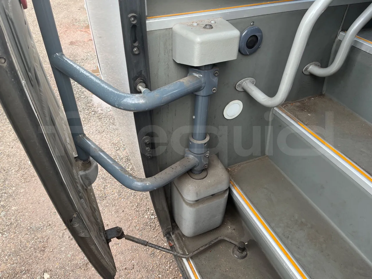 Isuzu Turquoise Q-Bus31 - EUR6 - jack and driver keys
