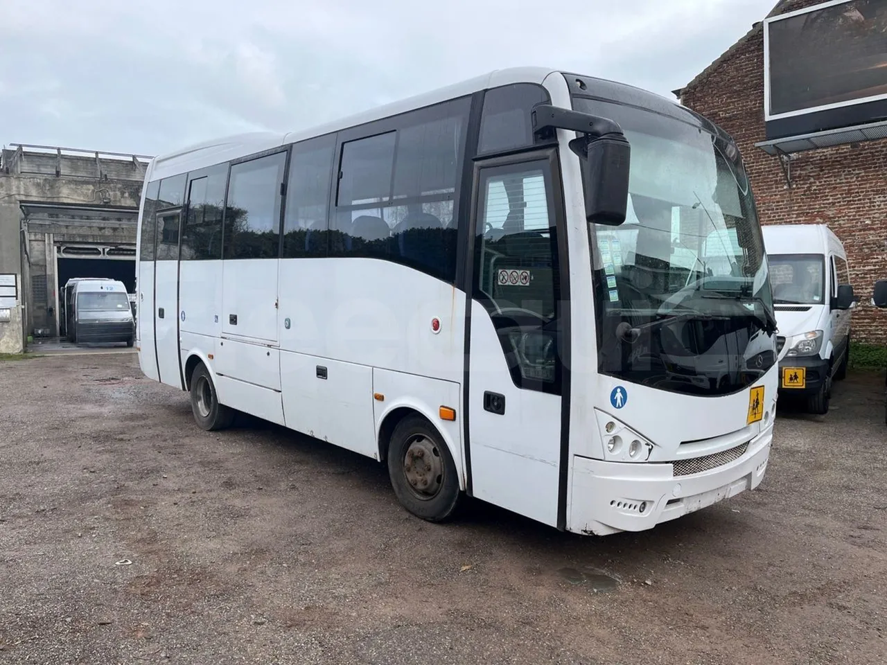 Isuzu Turquoise Q-Bus31 - EUR6 - 3/4 front right doors