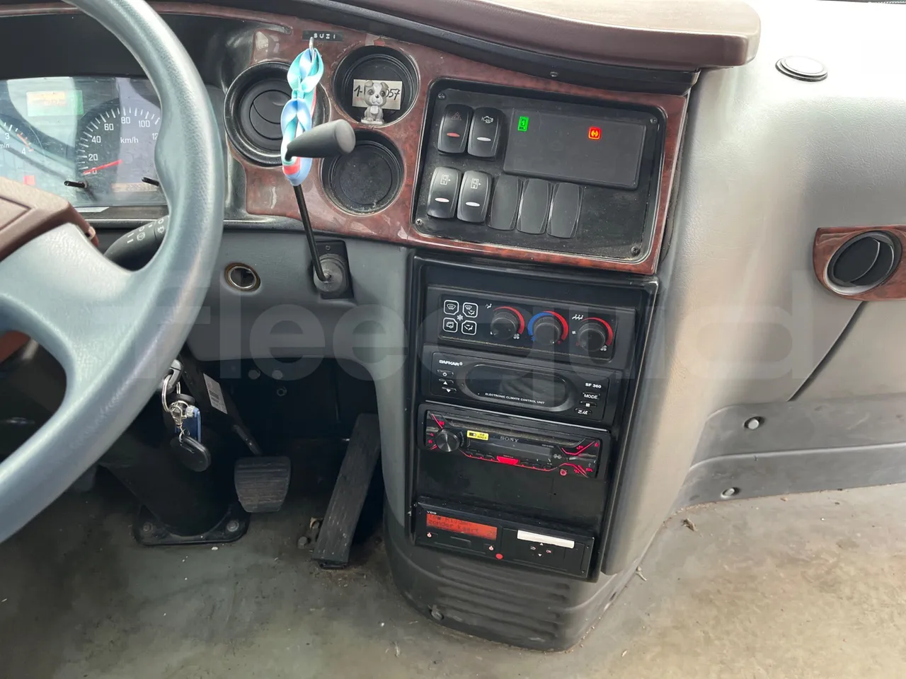 Isuzu Turquoise Q-Bus31 - EUR6 - radio accessories photo
