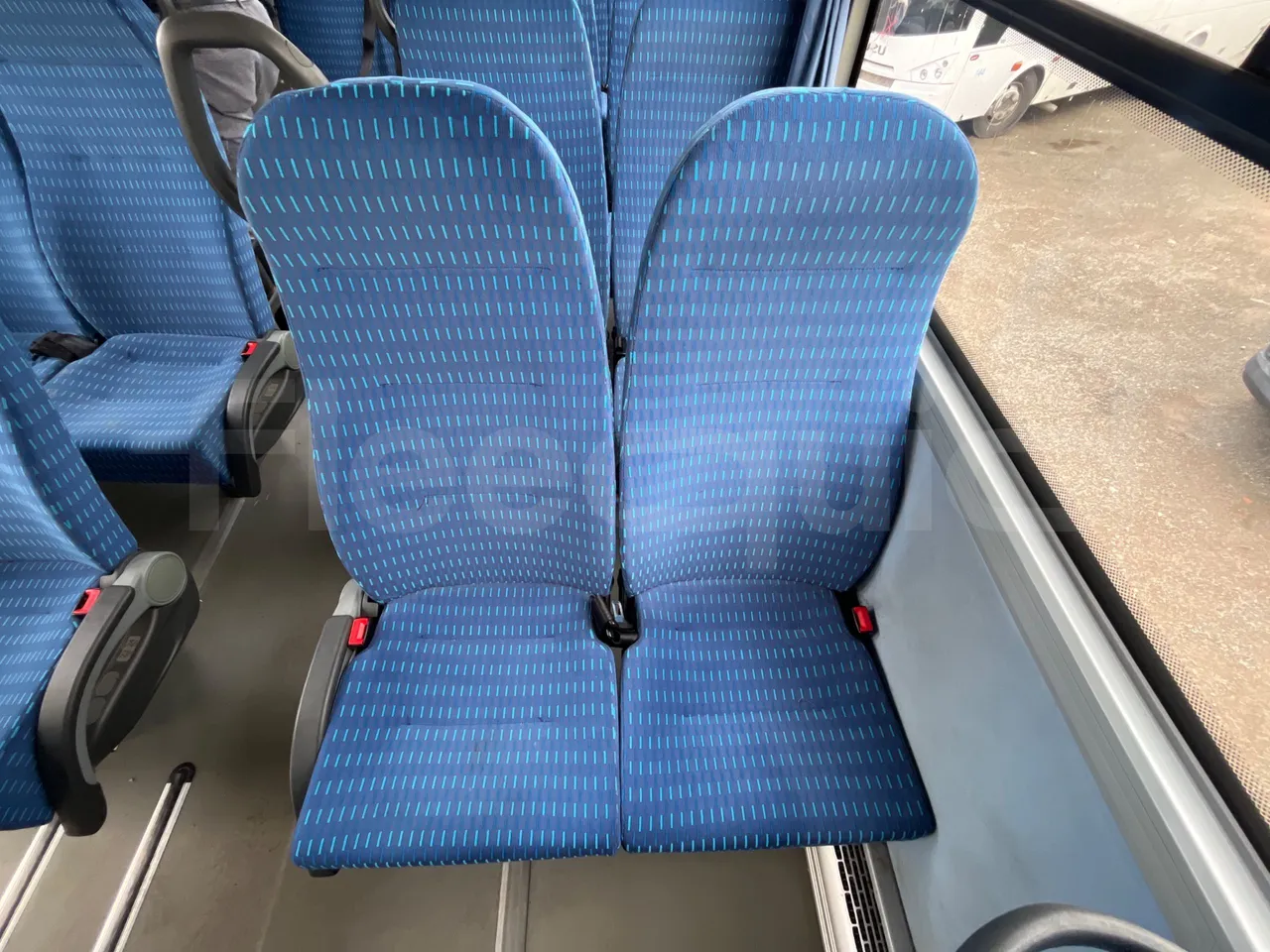 Isuzu Turquoise Q-Bus31 - EUR6 - roof hatch 1