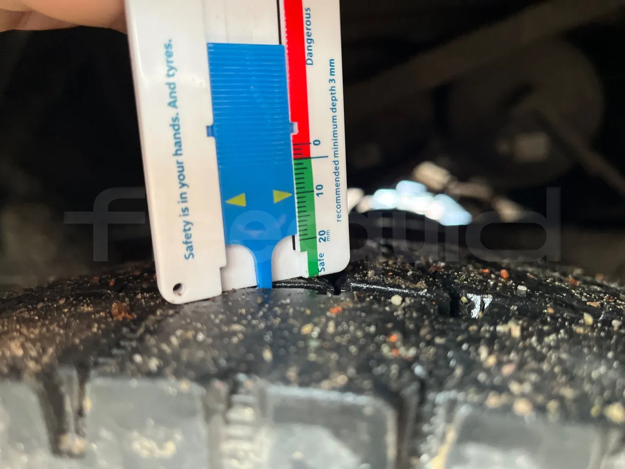 Isuzu Turquoise Q-Bus31 - EUR6 - tread condition front tires right