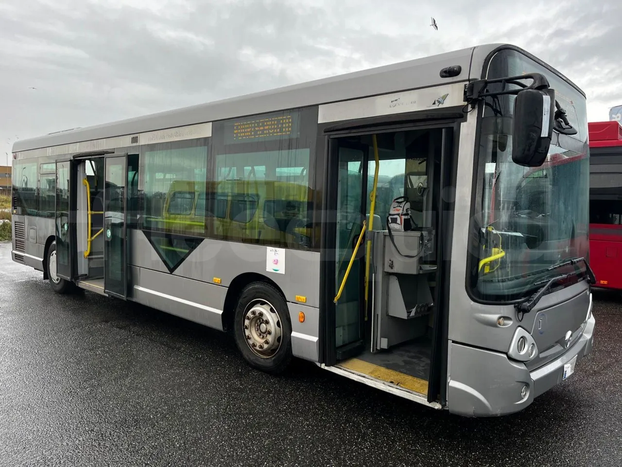 Heuliez GX127 GX 127 - Euro 5 - 194 kW - 10.645 mt - 3/4 right front doors open