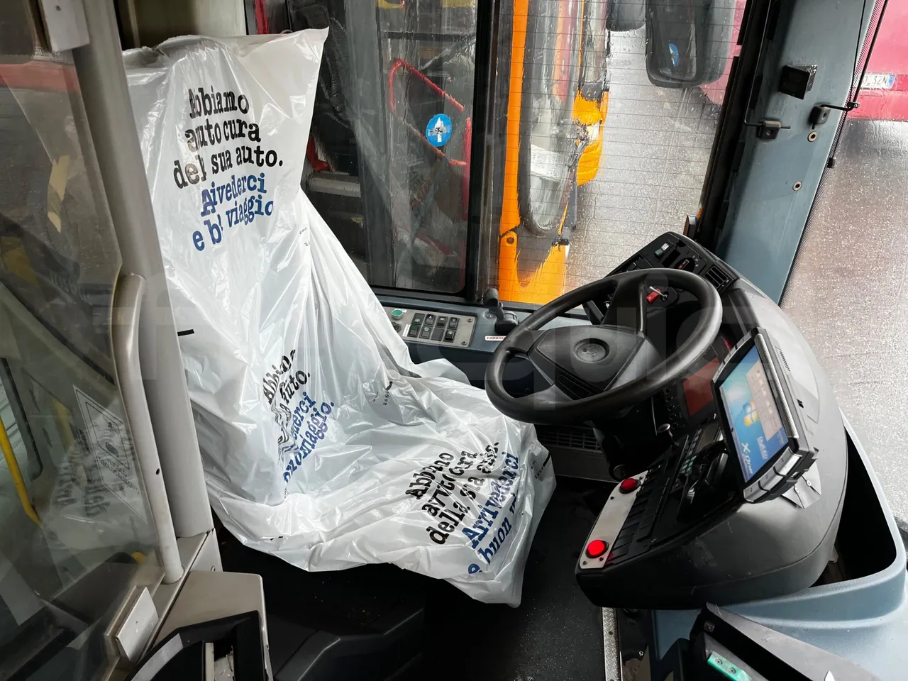 Heuliez GX127 GX 127 - Euro 5 - 194 kW - 10.645 mt - driver's seat photo