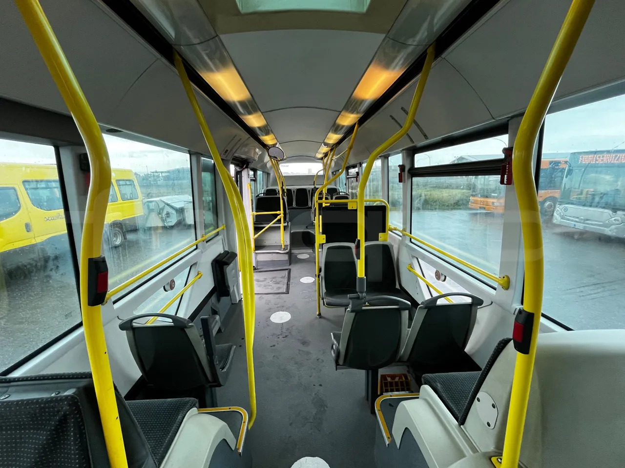 Heuliez GX127 GX 127 - Euro 5 - 194 kW - 10.645 mt - forward view middle aisle