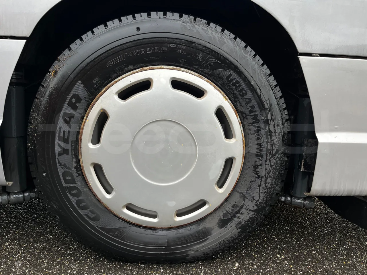 Heuliez GX127 GX 127 - Euro 5 - 194 kW - 10.645 mt - rear left tire photo