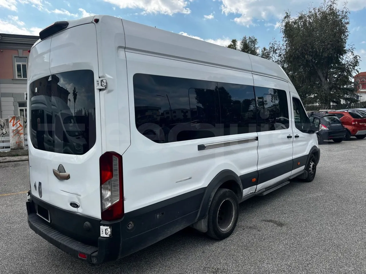 Ford Transit FBD - Euro 6 - 125 kW - 6.704 mt - 3/4 right rear doors closed