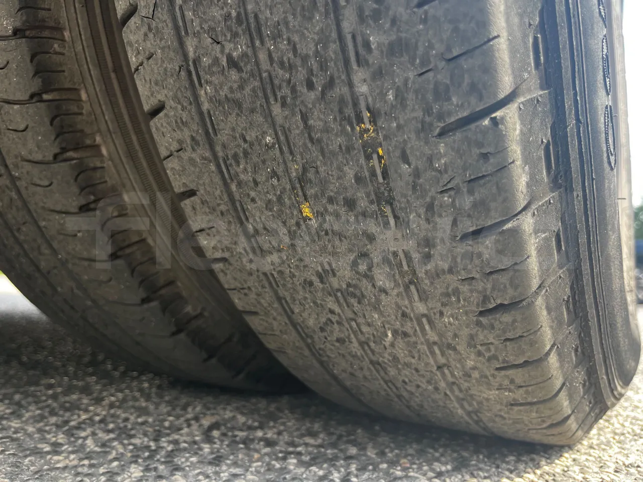 Ford Transit FBD - Euro 6 - 125 kW - 6.704 mt - tread condition third axle tires right