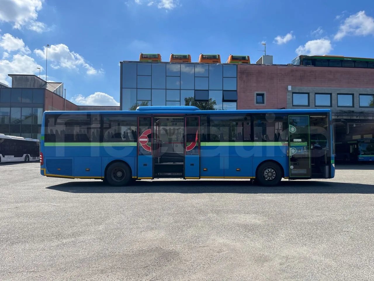 Mercedes-Benz Integro E5 4 - EUR5 - 220kW - 12.14m - right side doors open
