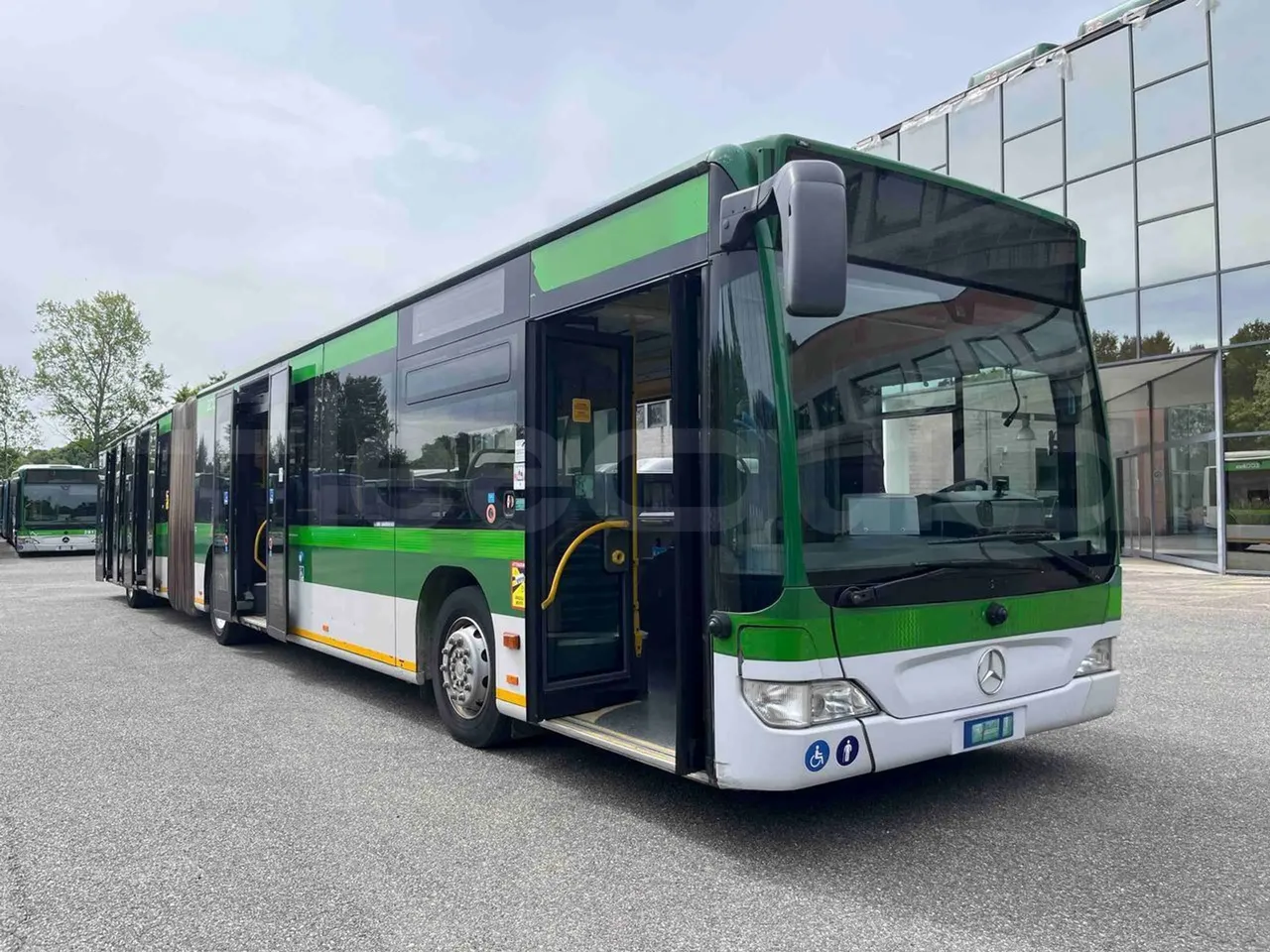 Mercedes-Benz Citaro G 0530 - Euro5 - 260kW - 17.940mt - 3/4 right front doors open