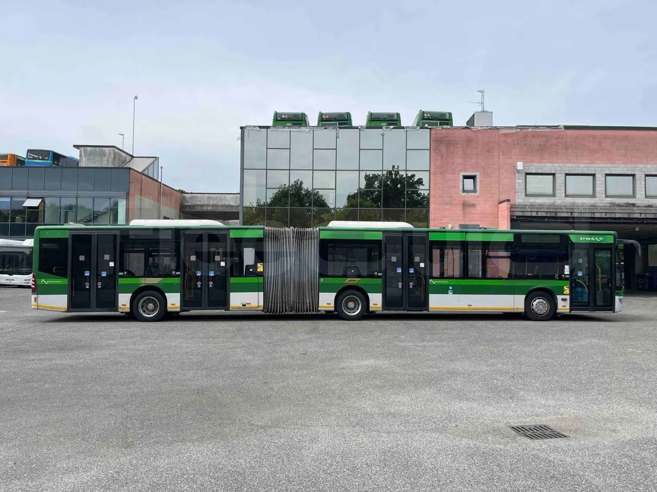 Mercedes-Benz Citaro G 0530 - Euro5 - 260kW - 17.940mt - right side doors closed