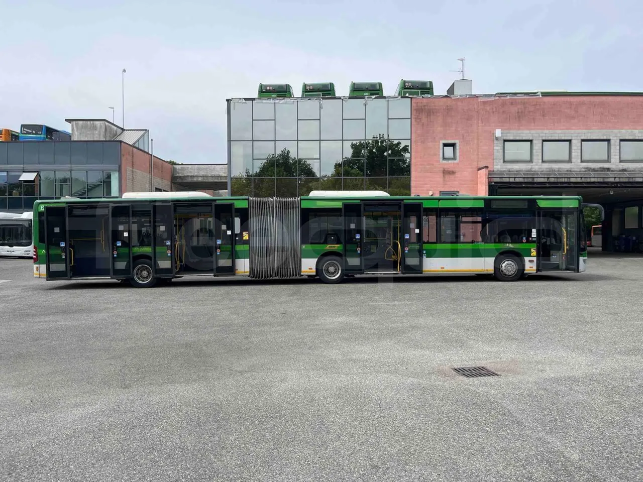 Mercedes-Benz Citaro G 0530 - Euro5 - 260kW - 17.940mt - right side doors open