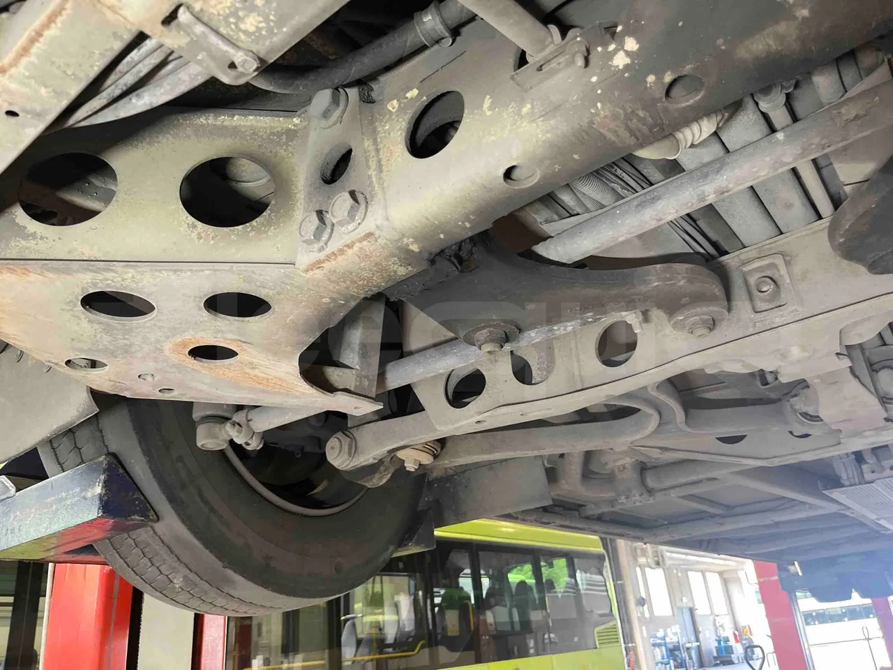 Mercedes-Benz Citaro G 0530 - Euro5 - 260kW - 17.940mt - front axle right side