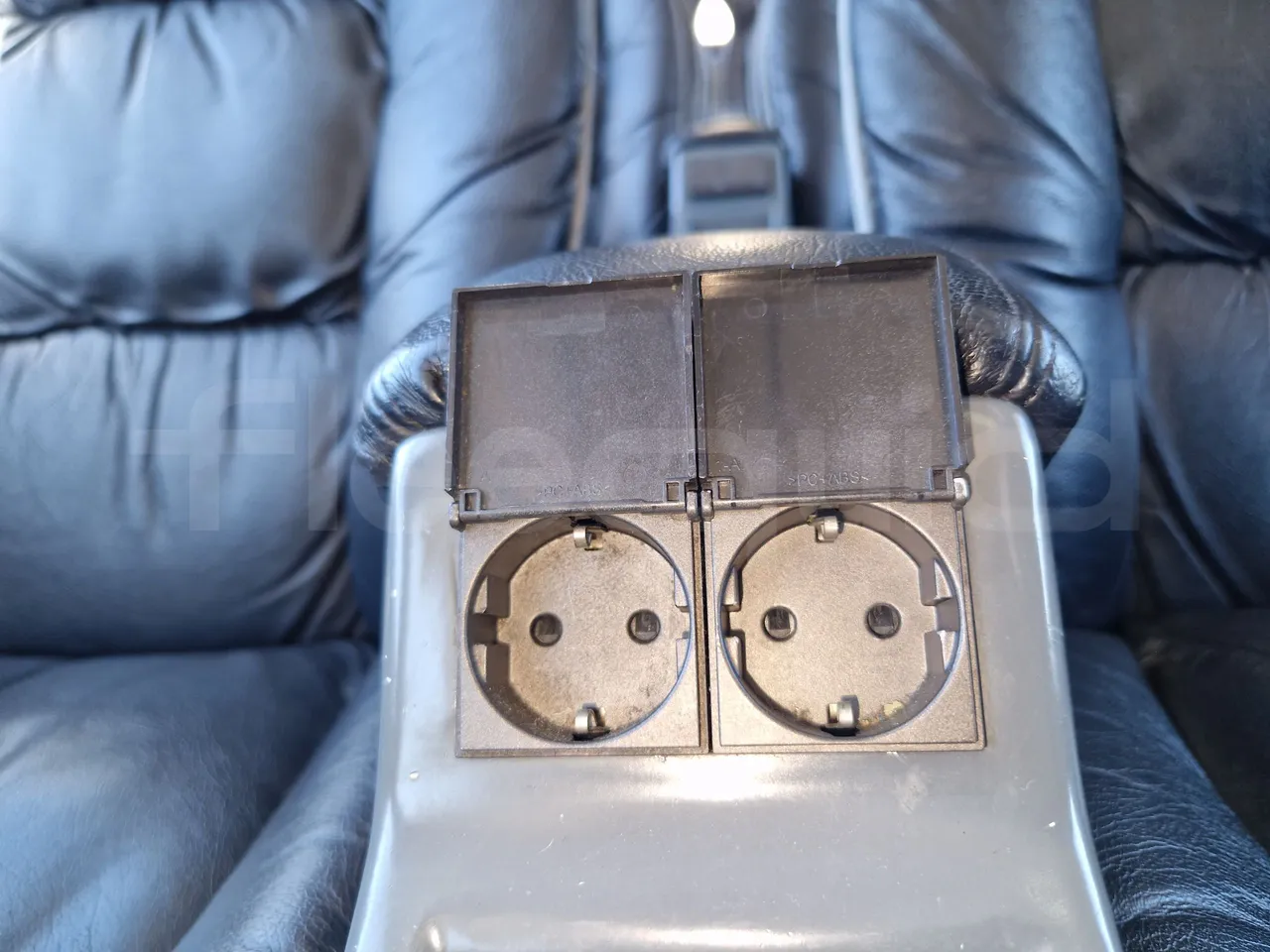 Irizar Scania K440 -EUR5 -324kW -12.92m - usb charging detail