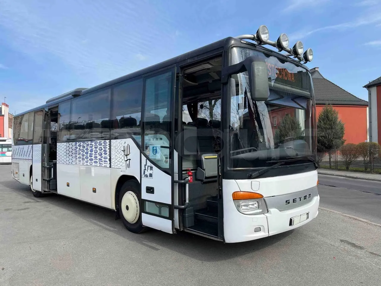 Setra S415 H - Euro 5 - 260 kW - 12.200 mt - 3/4 right front doors open