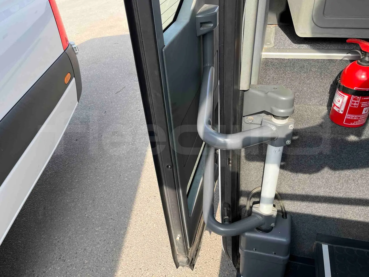 Setra S415 H - Euro 5 - 260 kW - 12.200 mt - door mechanism photo