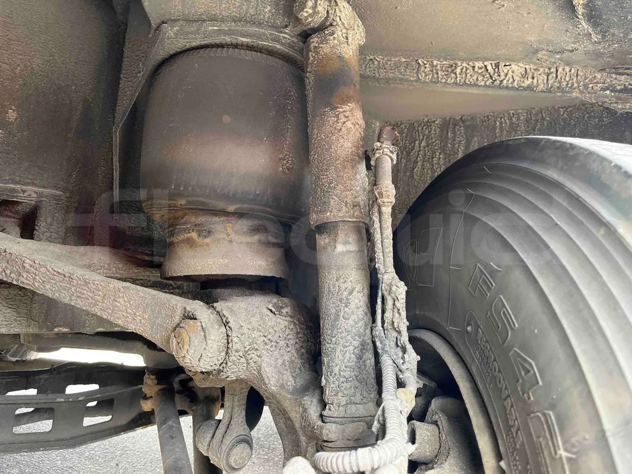 Setra S415 H - Euro 5 - 260 kW - 12.200 mt - front shock absorbers left