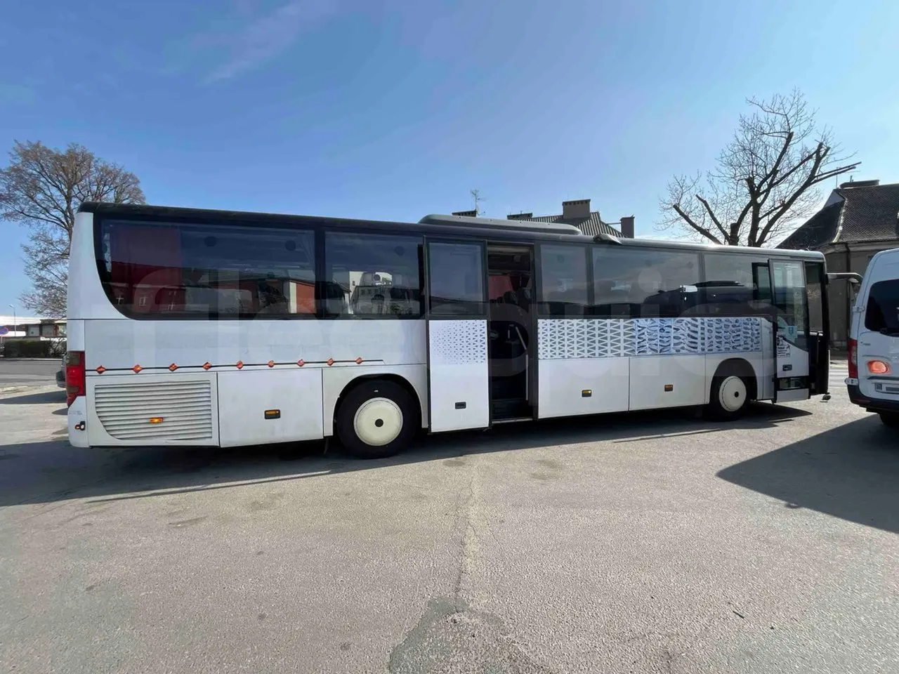 Setra S415 H - Euro 5 - 260 kW - 12.200 mt - right side doors open