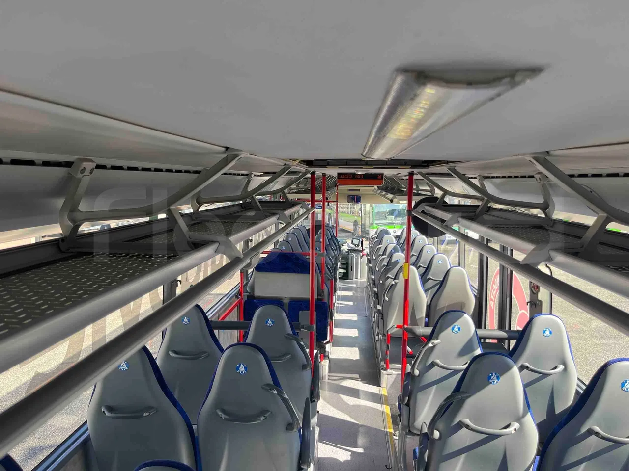 Mercedes-Benz Integro - overhead compartments photo