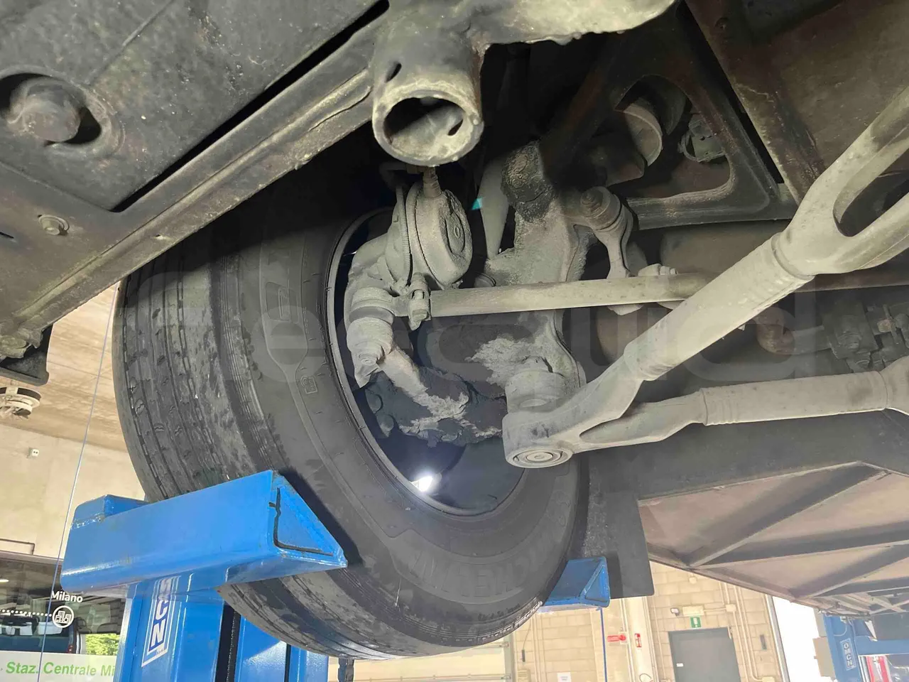Mercedes-Benz Integro - front axle right side