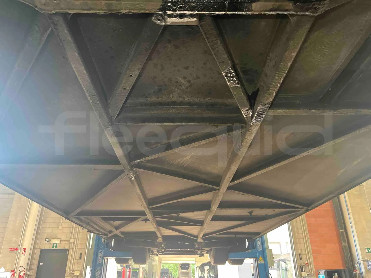 Mercedes-Benz Integro - central undercarriage photo